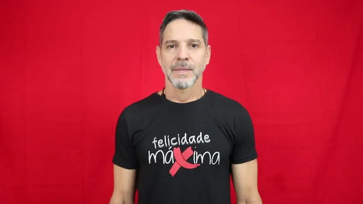 Cláudio Rodrigues, cliente da IRD2, gravando depoimento em vídeo